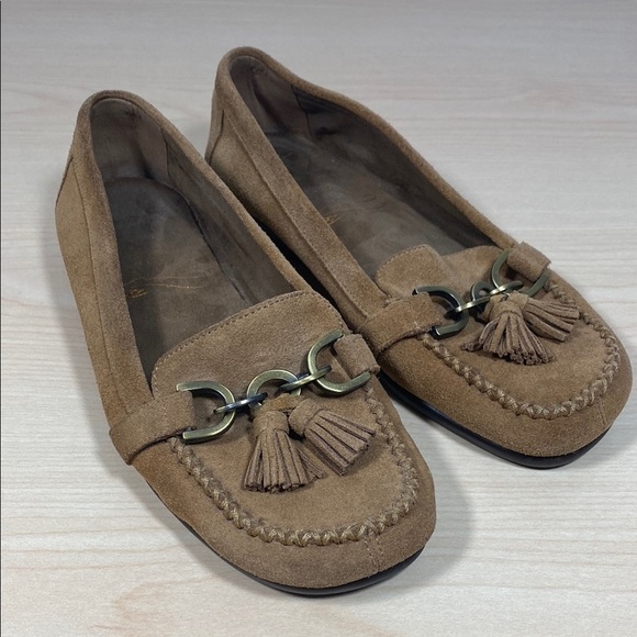 AEROSOLES Tan Suede Moccasin Loafers with Tassels - Picture 1 of 9